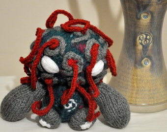 Ooak alien artist doll, alien minature, sci fi artist doll, sci fi miniature, alien amigurumi, alien ornament, sci fi decor, alien decor
