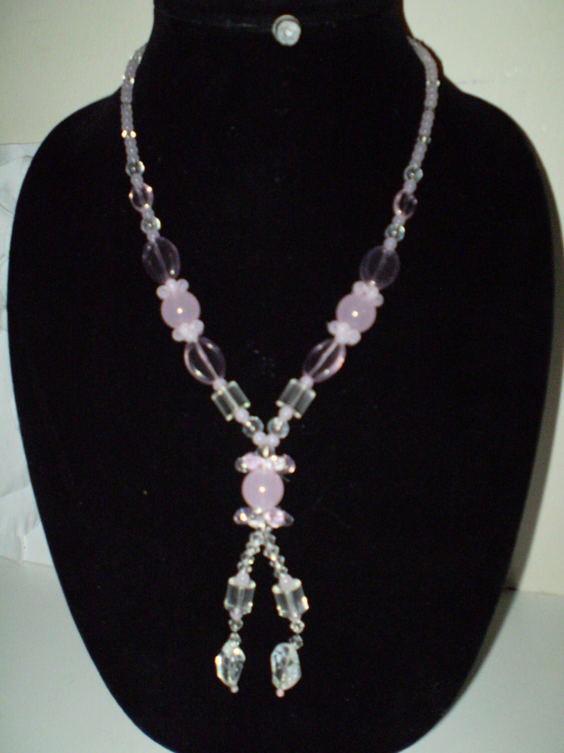 Pretty in Pink. A most Feminine necklace by LeosJewelryCollectio