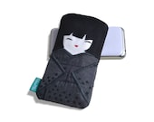 Darc case like doll Japanese in a kimono with black flowers, phone case, small gadget pouch, small pouch.