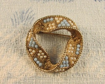 1950s gold-tone topaz & faux seed pearl twisted ribbon-style brooch
