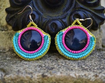 Boucles d'oreilles muticolores en perles de rocailles brodees