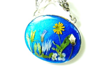 Blue Garden, Pressed Flower Pendant, Real Natural Flowers in resin (1513)