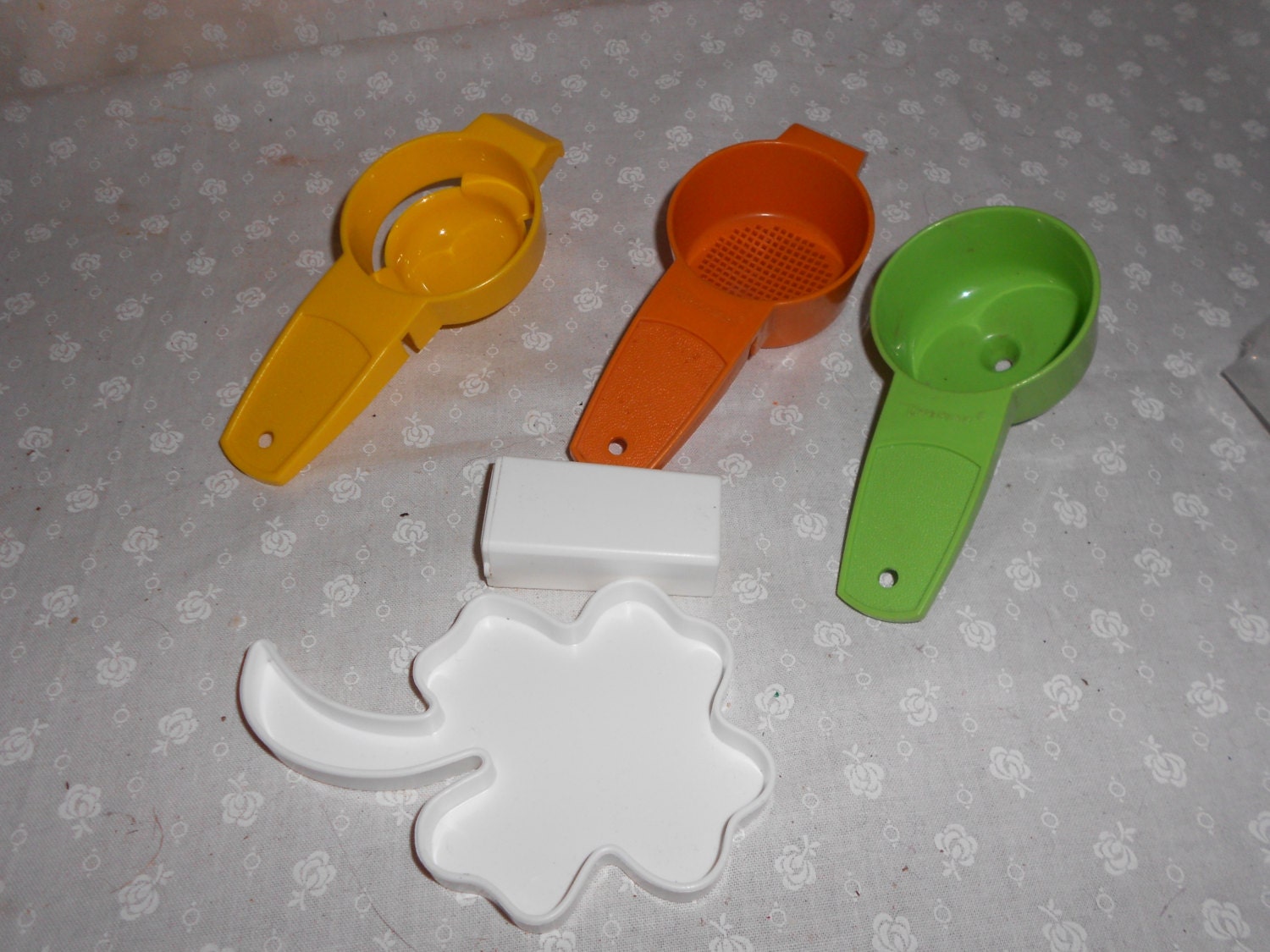 Tupperware gadgets Funnel tooth brush holder egg by pamscrafts7631