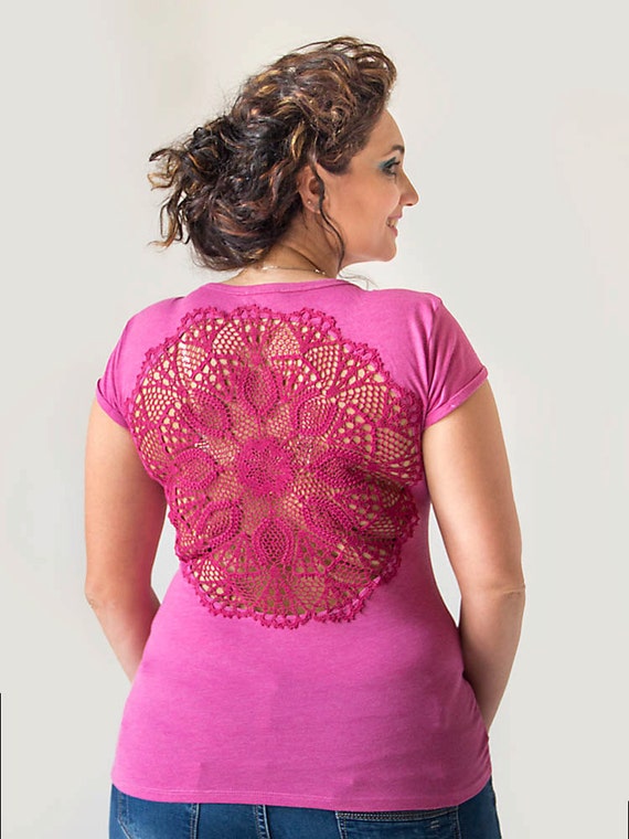 Pink t-shirt with upcycled vintage crochet doily back - size L-XL