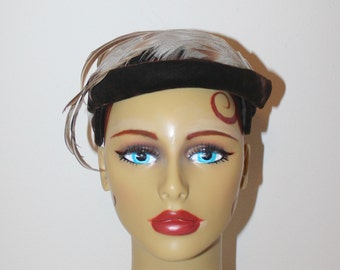 1950s Flapper Hat Style . Vintage 50s Feather Plumes Fascinator Hat . Brown Velvet Pillbox Hat