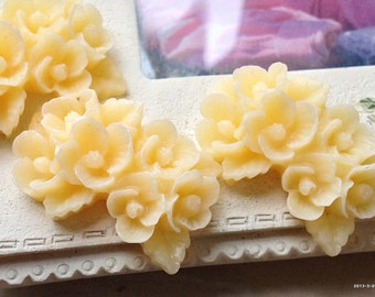 26 mm x 17 mm Lemon Chiffon Resin Flower Cabochons (.ns)