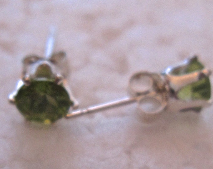 Peridot Studs, 5mm Round, Natural, Set in Sterling Silver E732