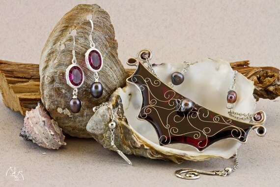 In the web. Jewelry Set. Elegant necklace and earrings with spider, silver web. Silver wire and jewerly resin.