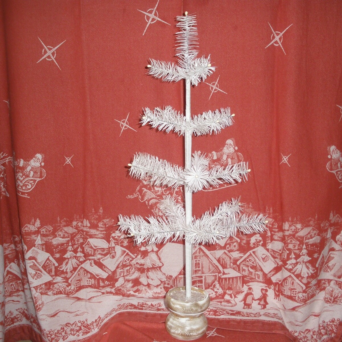 White 19 branch feather tree, 26 inches tall, it comes in moss green, or cedar. All sizes. With or without candles. Candles extra.