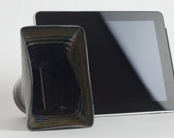 iPhone, iPhone docking station, iPad, iPad mini, docking station, amplifier, ceramics, pottery, tech, iPhone accessory, speaker,office, dock