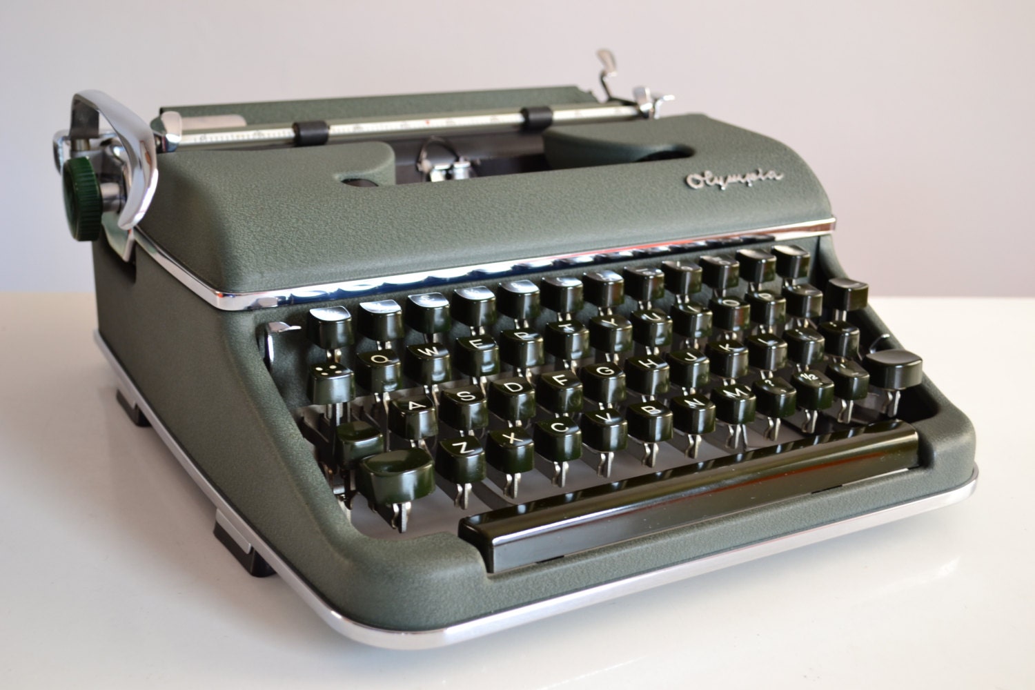 Vintage 1959 GREEN Olympia SM2 TYPEWRITER Working portable Design QWERTY Near Mint