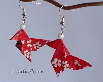 Boucles d'oreilles Origami Cocottes Rouges Petites Fleurs Blanches.