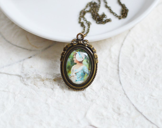 FEMALE IMAGES Oval pendant metal brass with the image of girl under glass // Vintage and Rustic