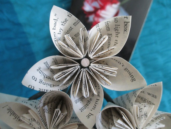 Origami flowers made from Twilight Saga: New Moon pages-- Stephanie Meyer--birthday--vampire--Valentine's Day gift--