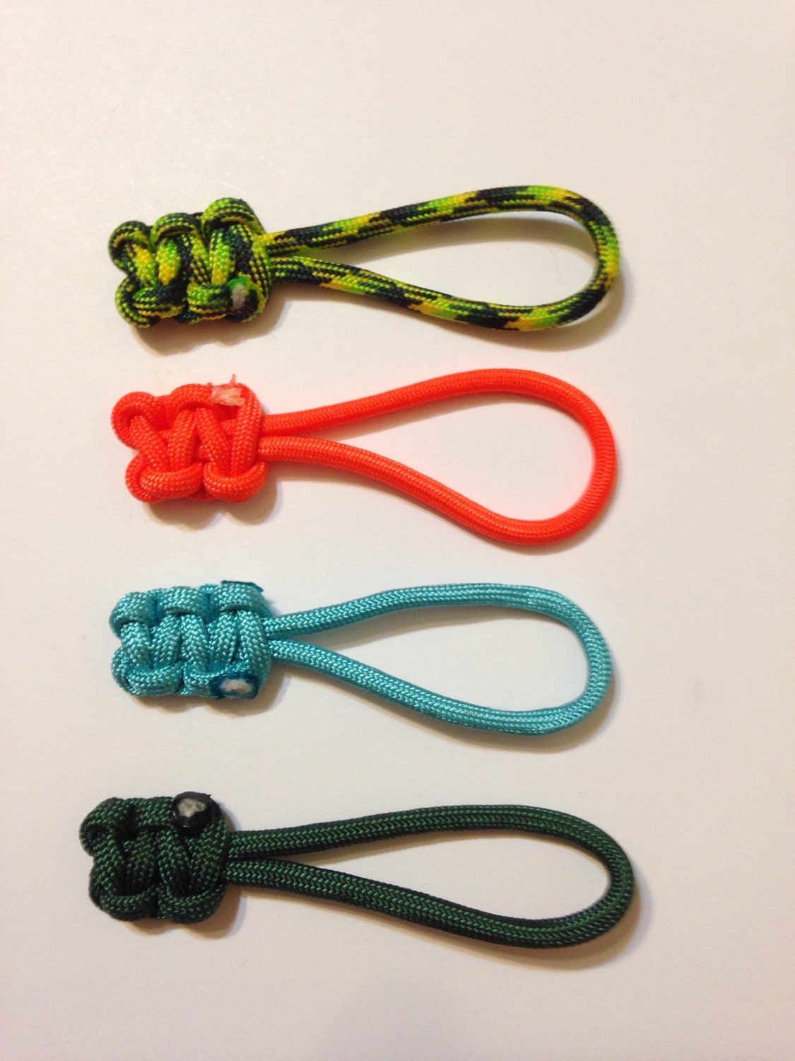 Paracord zipper pulls