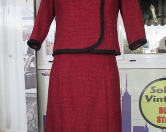 Tailleur anni 50 rosso rubino. Bouclè di lana, gonna e giacca/50s ruby skirt suit/Taylored suit/Wool bouclè/Aside closure with trimming bow