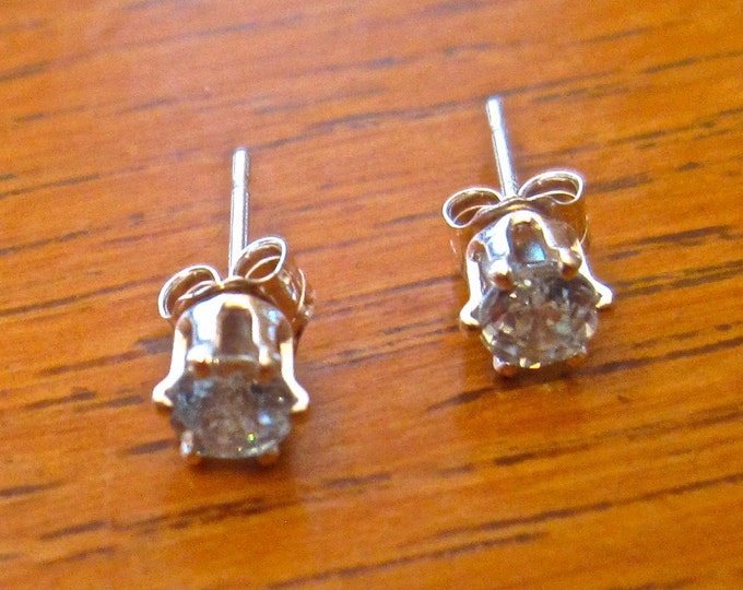 Bue Zircon Studs, 4mm Round, Natural, Set in Sterling Silver E760