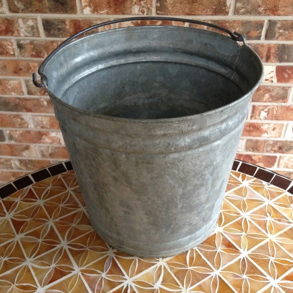 Vintage galvanized 12 quart bucket with handle