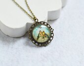 SHABBY CHIC // Round pendant metal brass with images of birds under glass // Vintage, retro // Birds, blue, sky // Peace, Love, Beauty SHABBY CHIC // Round pendant metal brass with images of birds under glass // Vintage, retro // Birds, blue, sky // Peace, Love, Beauty