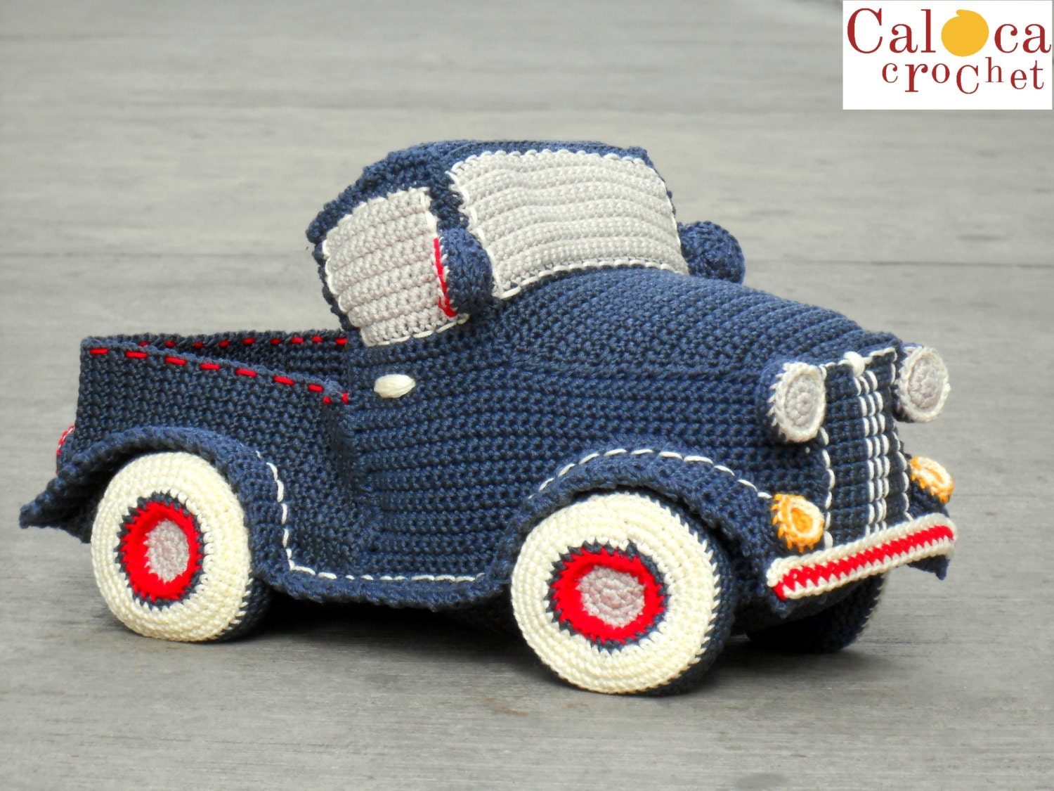 Pattern classic vintage pickup truck amigurumi. By Caloca