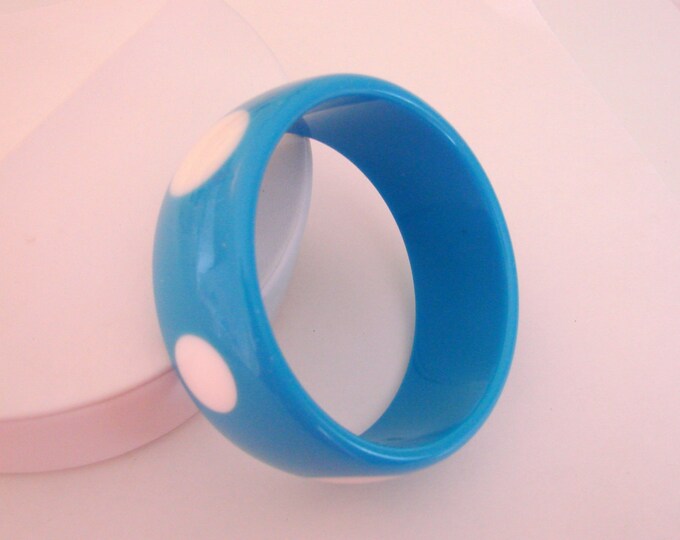 Chunky Blue Polka Dot Lucite Bangle Bracelet / Blue / White / Modernist / Wide / Vintage Jewelry / Jewellery