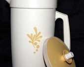 Vintage Tupperware Beverage Pitcher Almond 2 Quart 800-5 and 801-2 Seal Gold