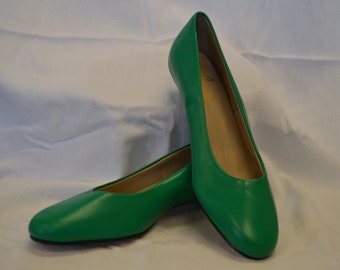 ... Leather Cowar d Slip On Mad Men Kitten Heels, Size 9- Made in USA