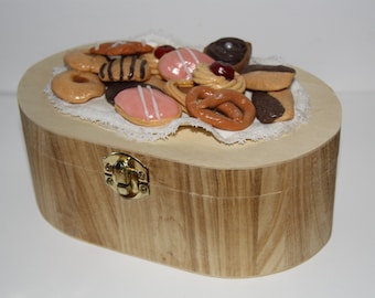 Wooden box decorated with cold porcelaine-made sweets