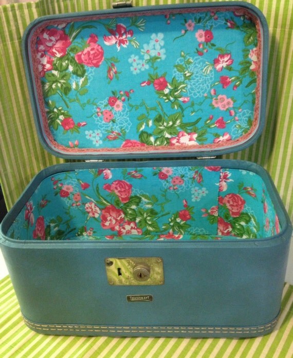 Vintage train case with floral fabric lining. by HeirloomArchaic