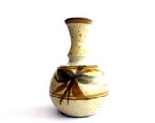 Small Vintage Pottery Vase, Montville QLD Australia, Australian Pottery, bud vase, speckled, beige, V0801