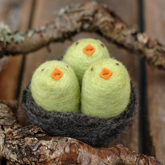 Items similar to Baby Birds in a Nest - Felted Natural Toy in Green on Etsy