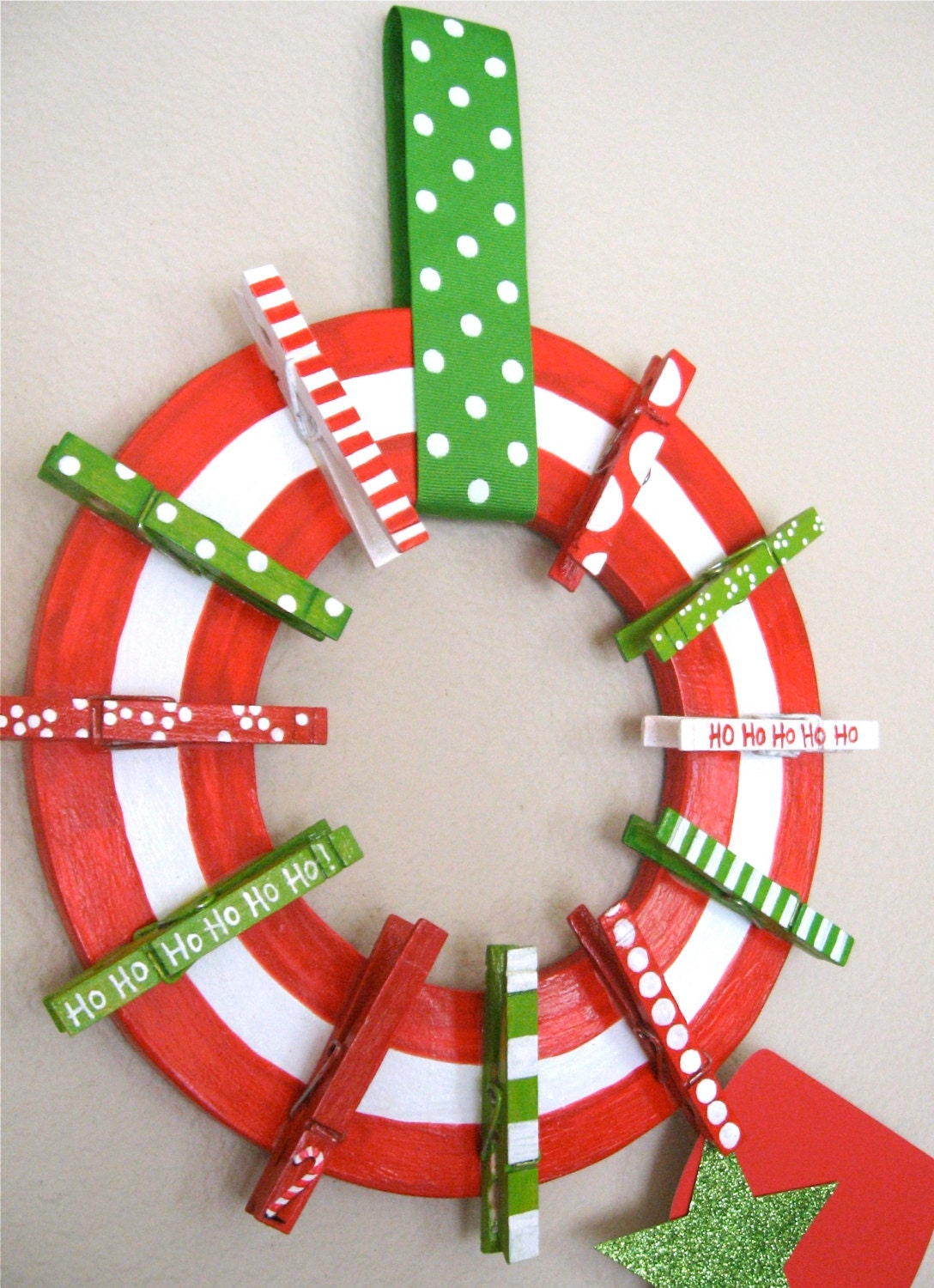 CHRISTMAS CLOTHESPIN WREATH hand painted Christmas card holder