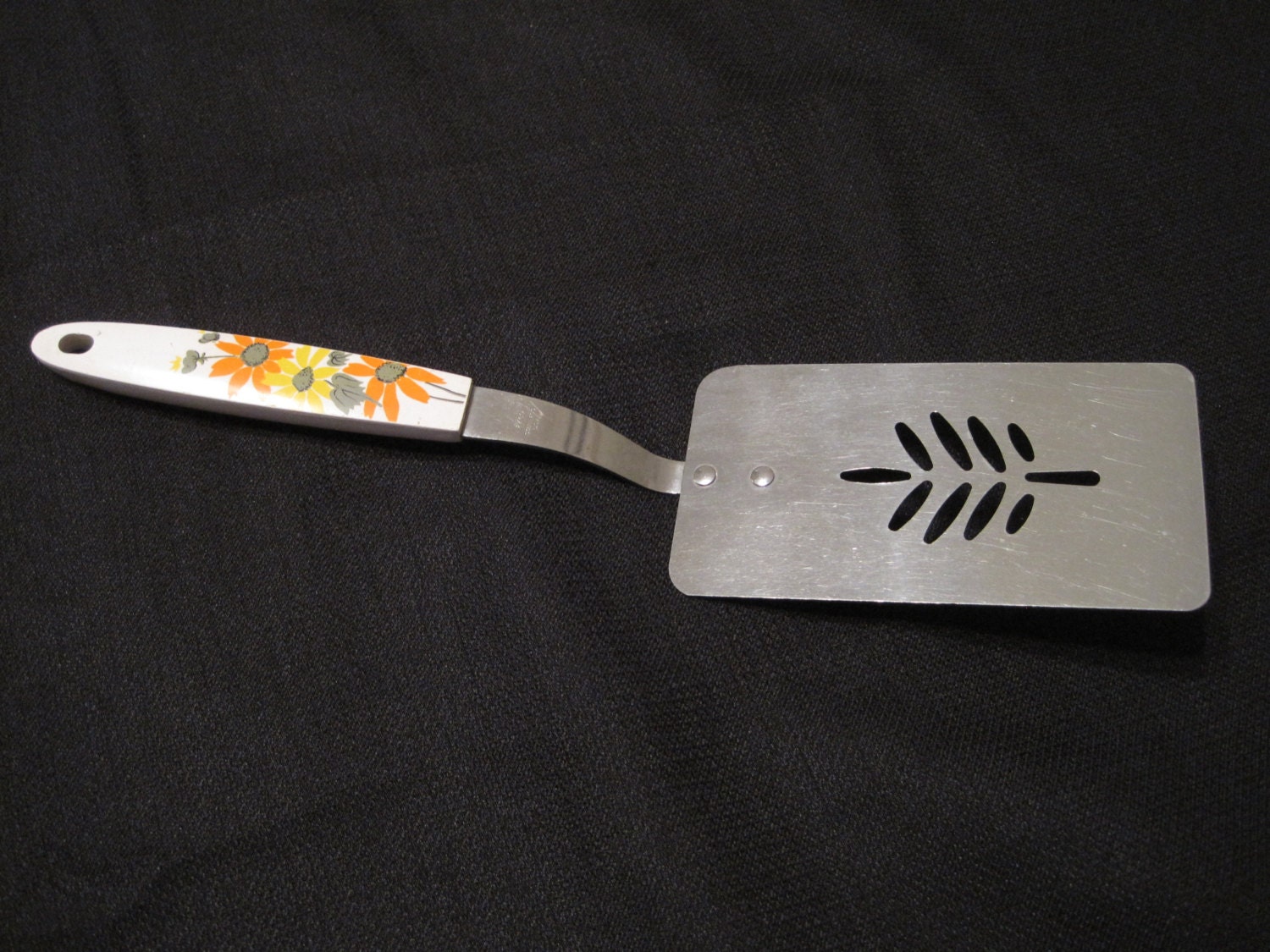 Vintage Large Ekco Spatula with Gold & Orange Daisy Plastic