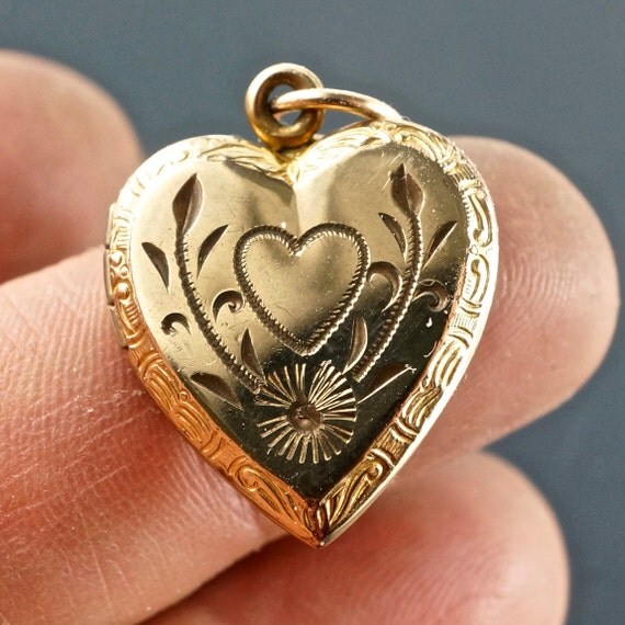 VINTAGE HEART LOCKET gold locket engraved Valentines