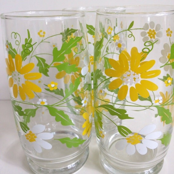 Vintage yellow daisy floral drinking glasses
