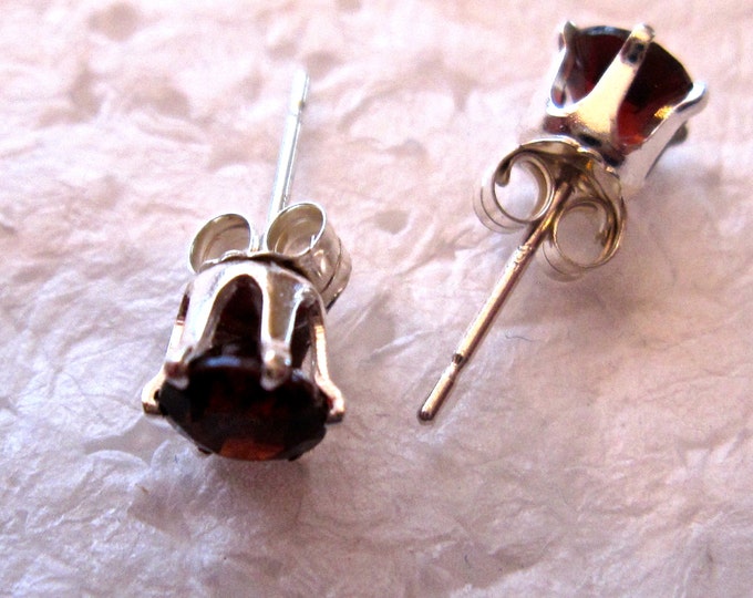 Red garnet Studs, 5mm Round, Natural, Set in Sterling Silver E718