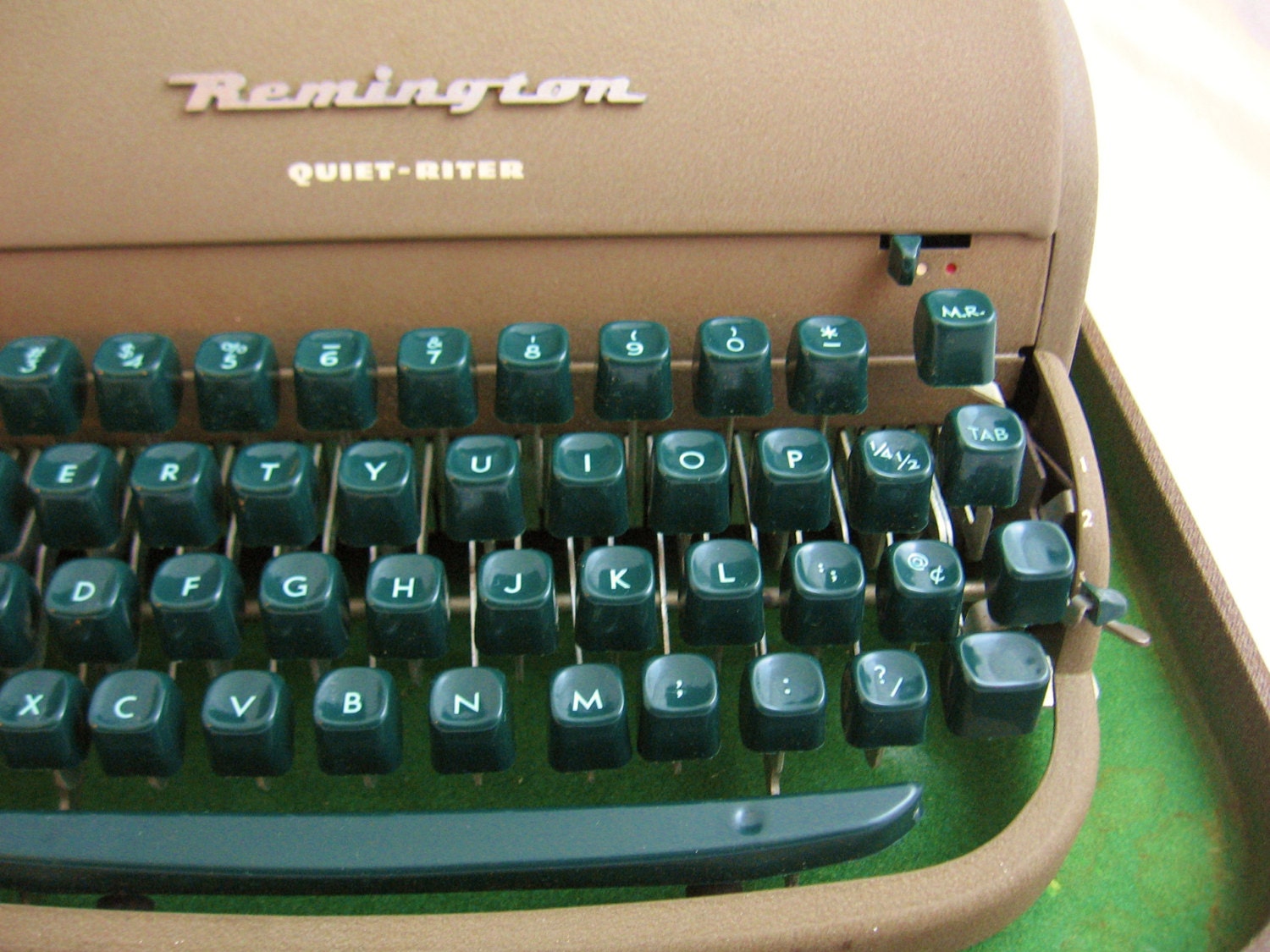 Vintage Remington Quiet Riter Miracle Tab Manual Typewriter