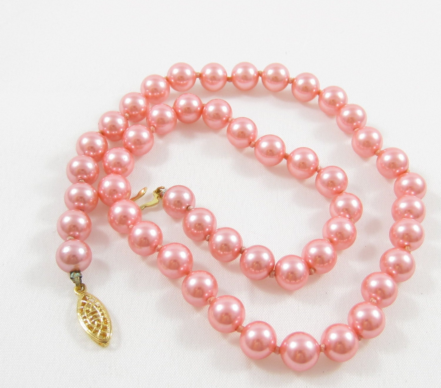 Single pink pearl necklace