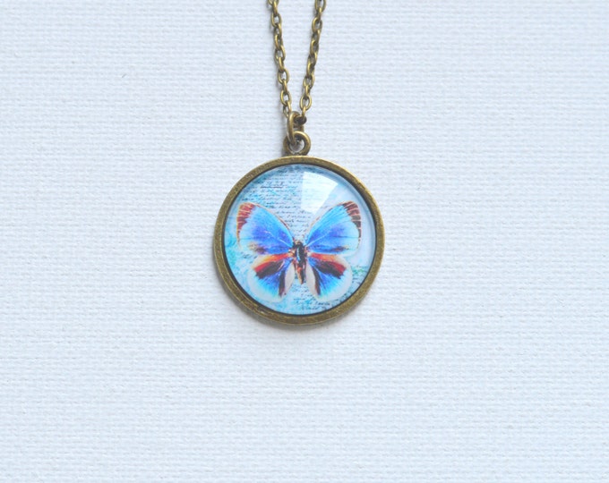 BUTTERFLY KISSES Round pendant metal brass with the image of butterfly under glass // Retro, Vintage, Shabby Chic