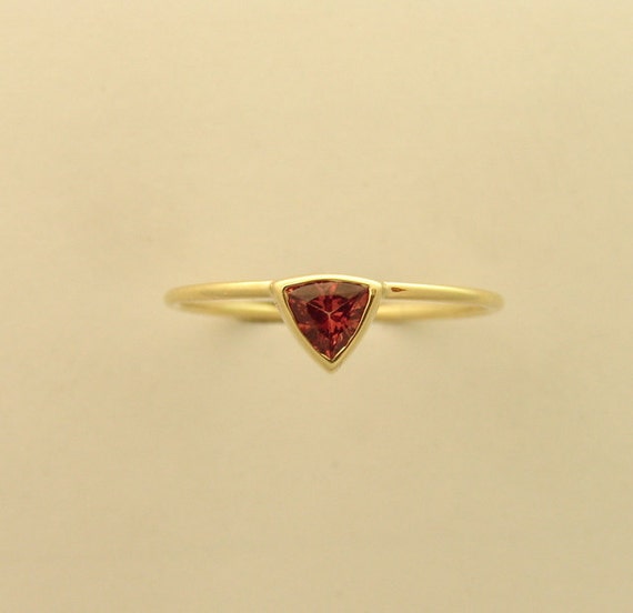 Le grenat de Rhodolite triangle bague de fianÃ§ailles - bague fine en ...