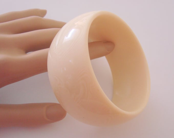 Wide Chunky Vintage Ivory Lucite Bangle Bracelet / Retro / Jewelry / Jewellery