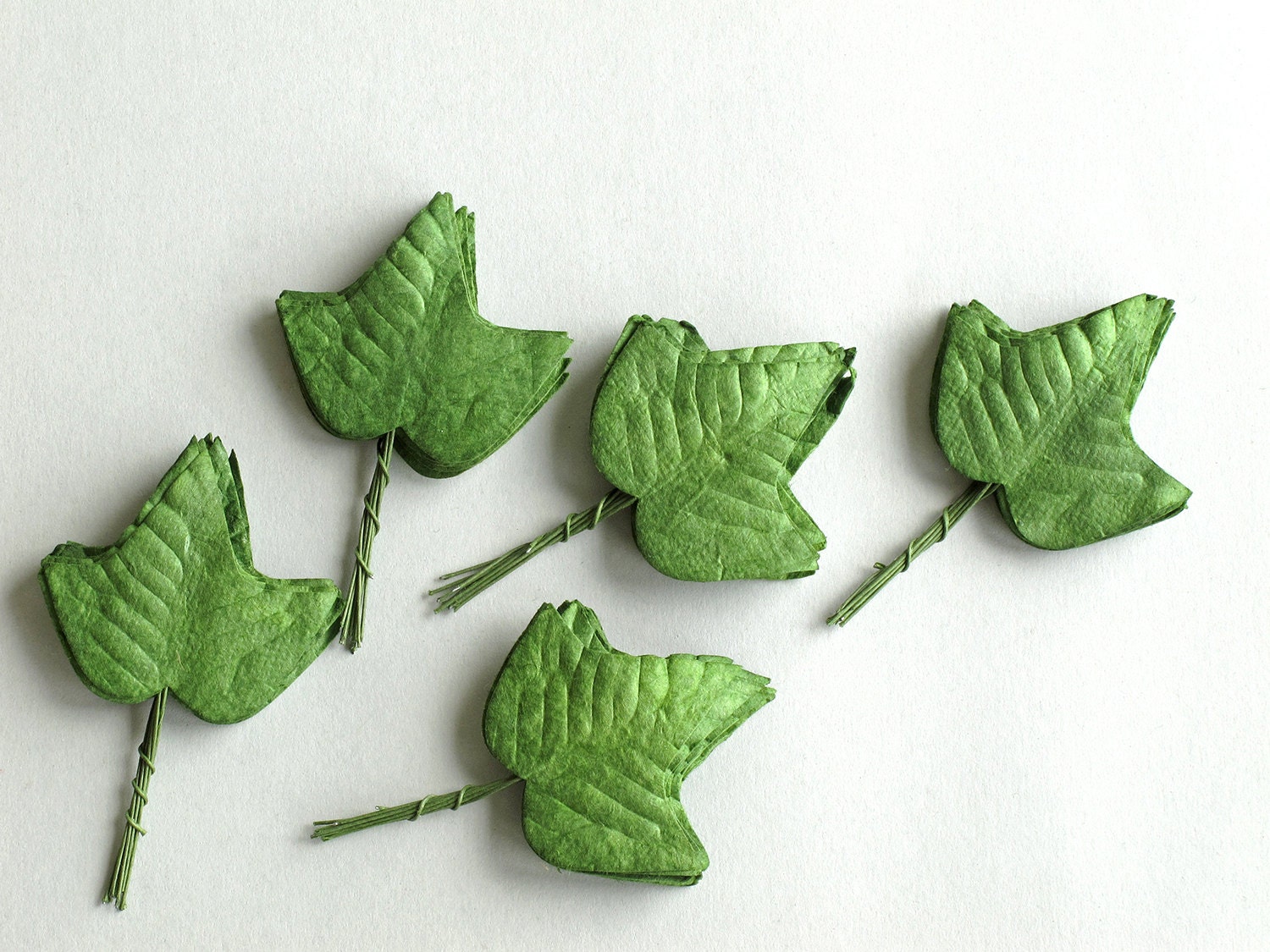 50 Paper Ivy Leaves with Wire Stems Lifesize Light green
