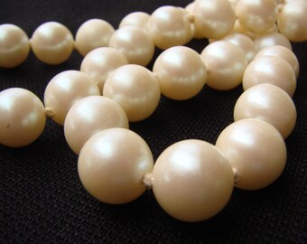 Vintage Creamy White Faux Pearl Beaded Necklace