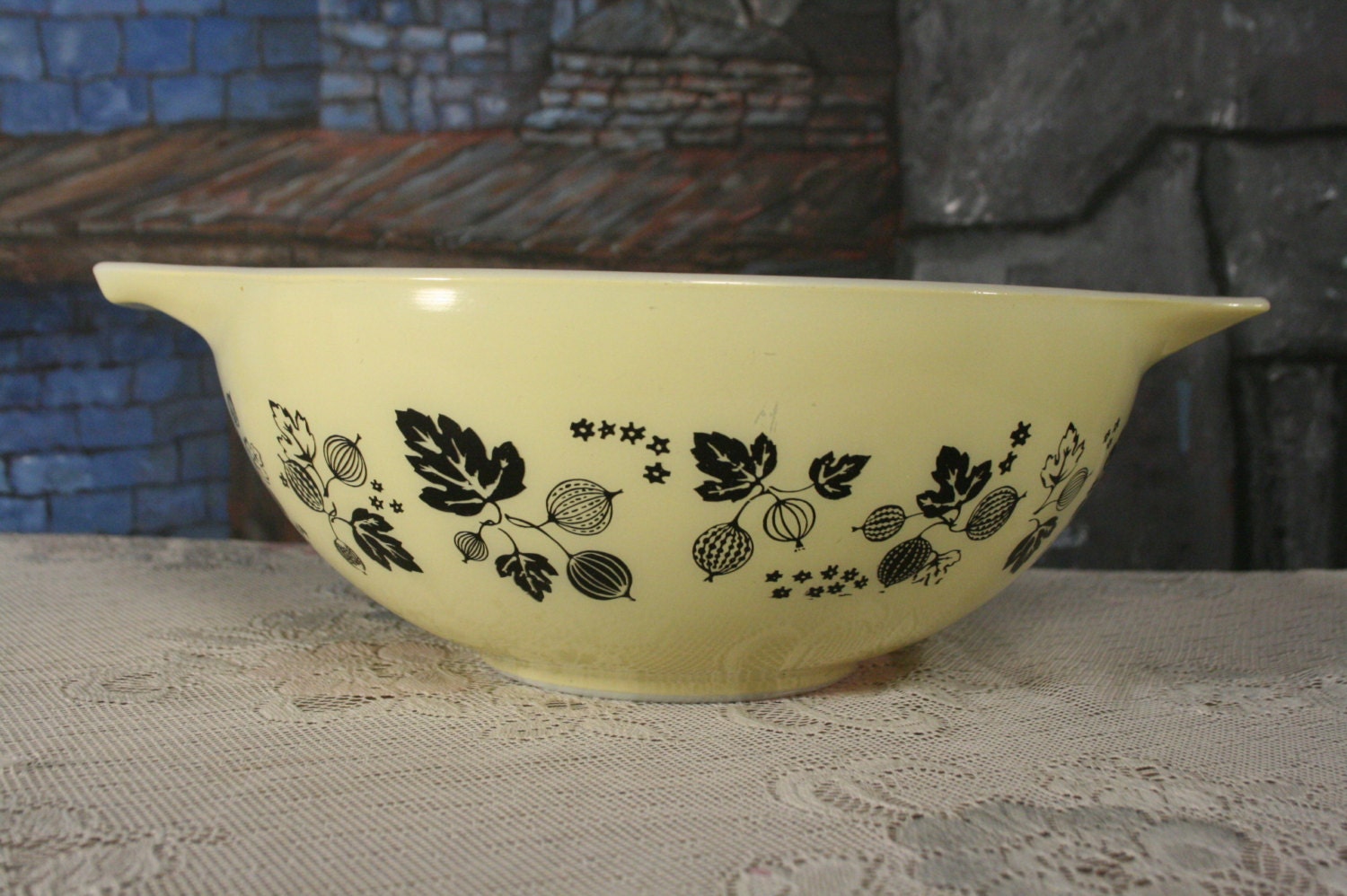Pyrex large Batter Bowl Black and Yellow Gooseberry Cinderella