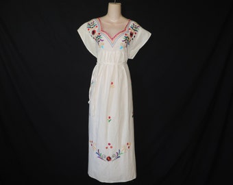 mexican wedding dress. boho flower embroidered peasant frock. large.