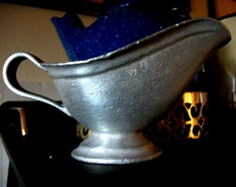 Wilton Armetale RWP Cast Aluminum Gravy Boat Sauce Kitchenware Vintage Metalwork Collectible