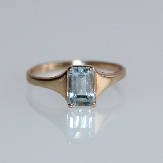 Vintage 10kt solid gold ring with emerald cut aquamarine