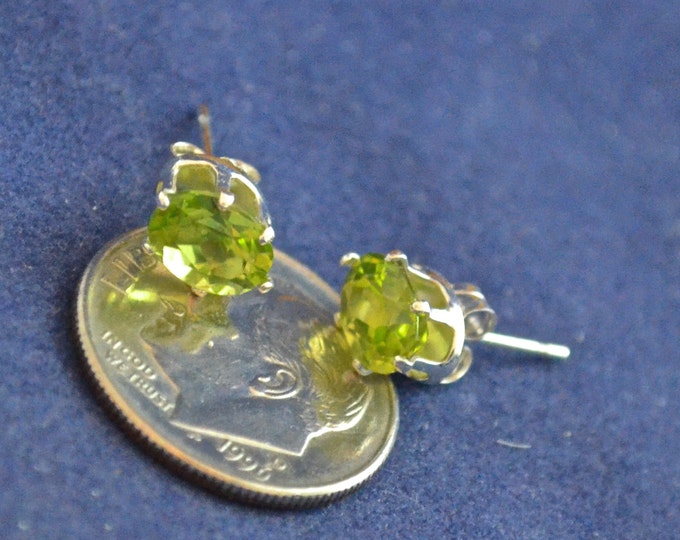 Peridot stud Earrings, 7x5mm Oval, Natural, Set in Sterling Silver E685