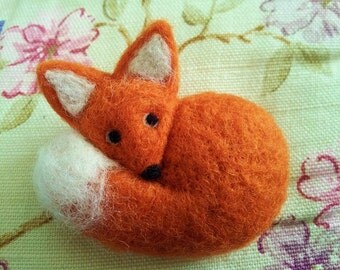 Fox Needle Felted Brooch Miniature Animal Wool Badge Pin Gift Curled up Woodland