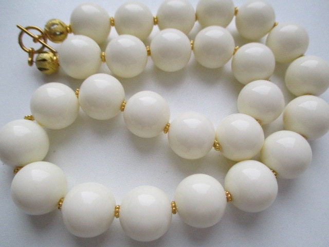 Vintage Faux Ivory Color Round 18.0 mm Beads by marzipanvintage